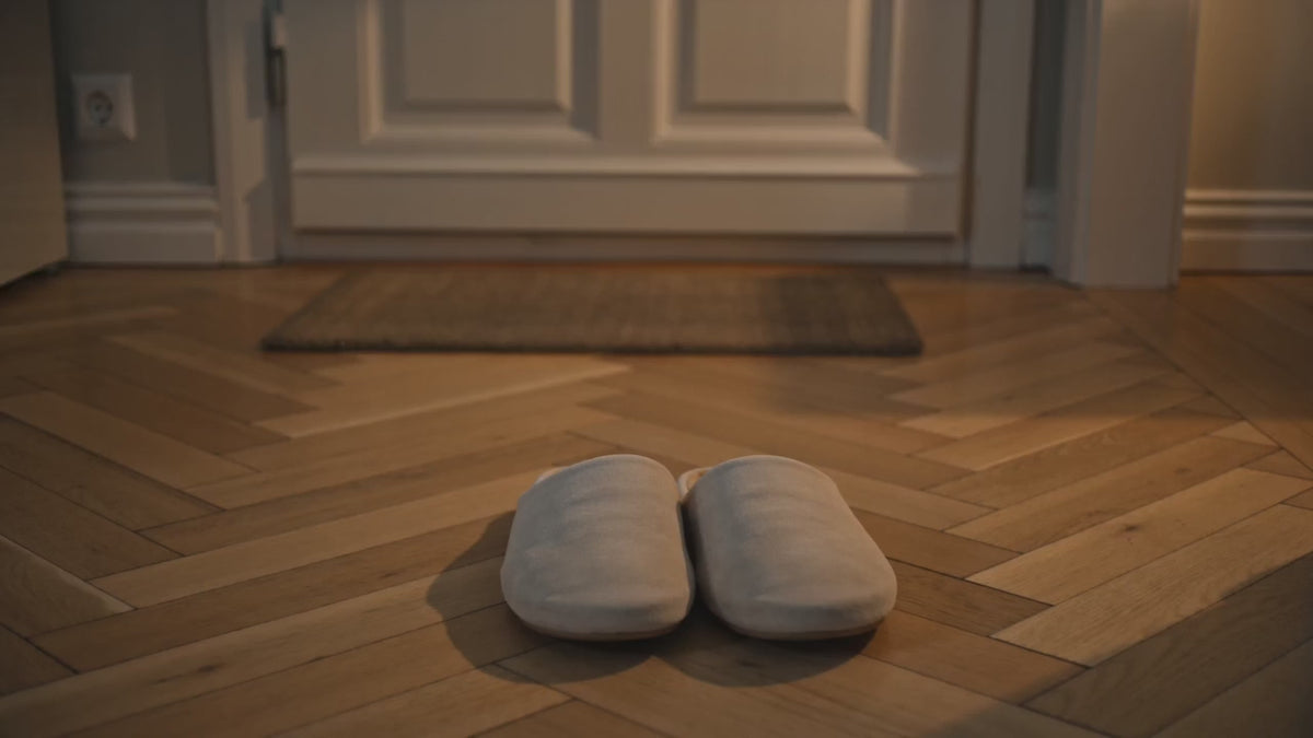 Retour à la maison : elle enlève ses baskets et enfile ses chaussons Mon Chausson